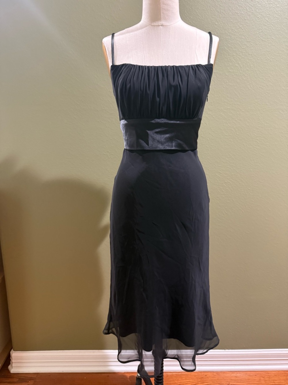 Sleek Black Ruched Bodice Midi Dress
